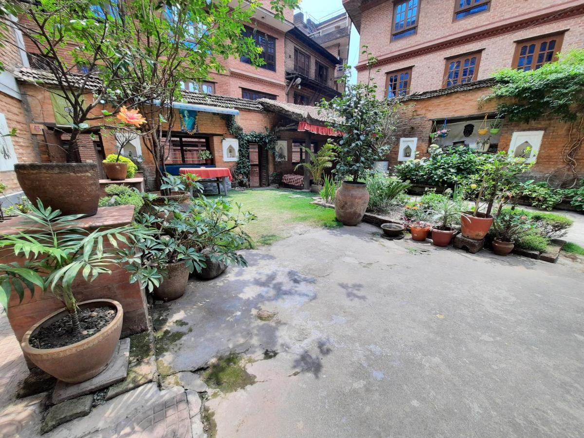 Pradhan House - Home Stay With Garden Бхактапур Экстерьер фото